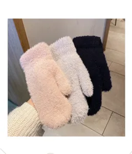 Pluche warme winterhandschoenen detail, dikke fleece wanten in roze, grijs en zwart.