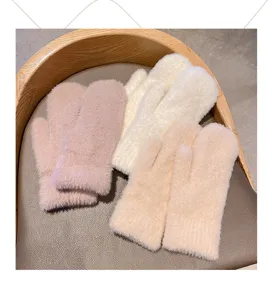 Gedetailleerd shot van dikke pluche winterwanten, zachte fleece textuur in warme gezellige tinten.