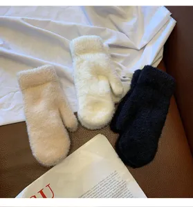 Gezellige winterse pluche wanten voor dames en heren, dikke harige koude weer handschoenen detail.