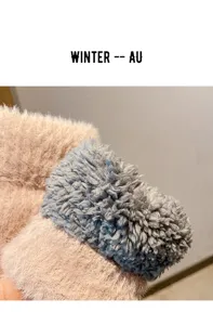 Close up detail van winter handschoenen pluche nerts fleece manchet textuur warme kleding