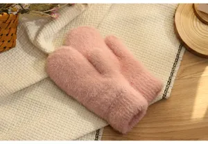 Gedetailleerd overzicht van roze pluche wanten, knusse winterhandschoenen close-up, zachte handwarmers