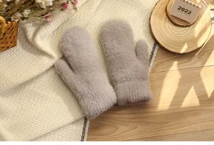 Detailopname van warme winterse pluche wanten in het grijs, netjes gepresenteerd.