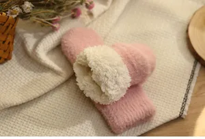 Gezellige roze winter pluche wanten met warme zachte voering, gedetailleerd close-up ontwerp.