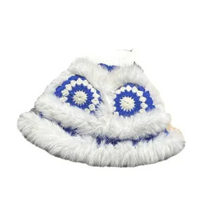 Cappello secchiello in peluche con design floreale all'uncinetto blu bianco, berretto invernale caldo.