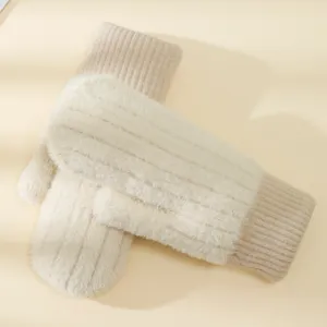 Vista dettagliata di soffici guanti invernali in maglia di peluche con polsini a costine caldi.