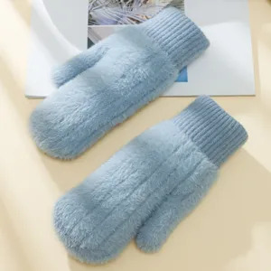 Dettaglio di soffici mitten invernali, guanti di peluche azzurri caldi per il freddo.