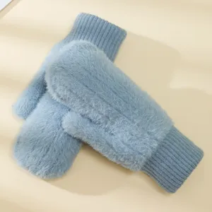 Primo piano dettaglio guanti caldi in peluche invernali blu chiaro, morbido fleece con polsini.