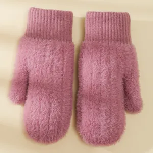 Dettaglio delle moffole invernali pelose rosa con polsino a coste per il massimo calore.