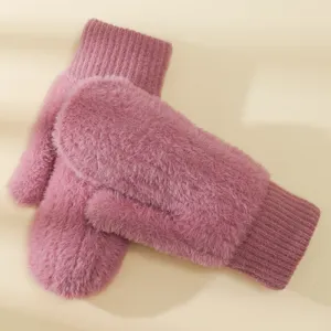 Guanti invernali in peluche dettaglio, soffici moffole rosa calde per le giornate fredde.