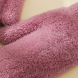 Primo piano dettagliato di guanti invernali in peluche, morbida consistenza soffice.