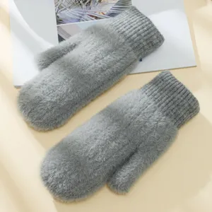 Primo piano moffole invernali peluche grigio polsini a costine, guanti caldi e accoglienti