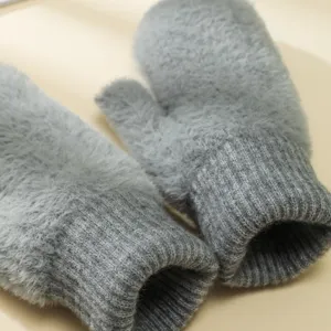 Guanti invernali in peluche grigio vista dettagliata, guanti caldi e soffici accoglienti.