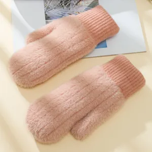 Vista dettagliata di soffici guanti invernali rosa in peluche con polsini a costine.