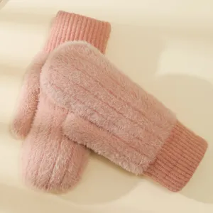 Guanti invernali in peluche rosa da donna, comode e calde moffole lavorate a maglia spessa.