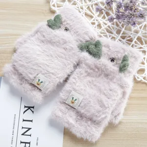 Primo piano di guanti in peluche caldi, morbido design invernale con corna di cervo.