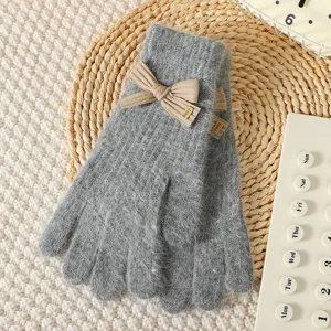 Cute bow knit gloves for women, winter warm fleece gloves, comfortable and stylish outdoor wear.