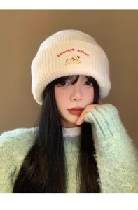 Carino berretto in maglia ricamato con cucciolo donna inverno caldo colore bianco