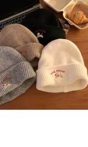 Carino berretto in maglia ricamato con cane cappello invernale caldo per donna bianco