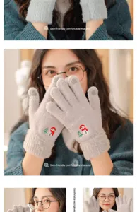 Dettaglio guanti invernali in maglia touch screen con ricamo di pupazzo di neve e fodera in peluche.