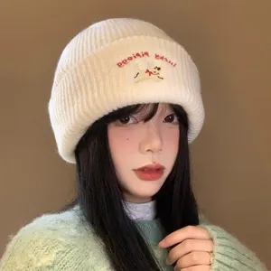 Carino cappello in maglia con ricamo di cane per donne, berretto invernale caldo bianco.
