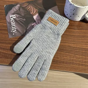 Dettaglio guanti touchscreen in maglia grigia, caldi guanti invernali a cinque dita in lana per uso.