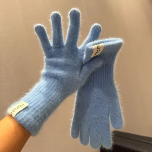 Weiche flauschige Strickhandschuhe in Hellblau, lange warme Winterfäustlinge mit Etikett