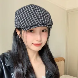Berretto piatto classico a quadri bianchi e neri da donna, cappello vintage retrò chic.