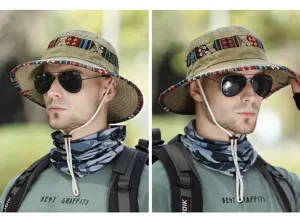 Vista dettagliata del cappello da sole estivo da uomo con fascia etnica e cordino regolabile.
