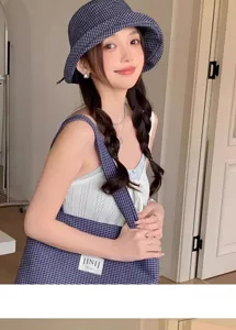 Vue de détail rapprochée du chapeau bob à carreau japonais élégant et de son sac assorti.