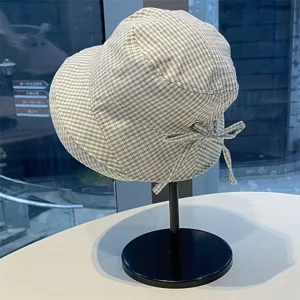 vue de detail d'un chapeau de pecheur a carreaux style japonais avec noeud ete