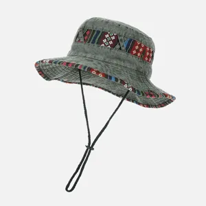 Cappello da pescatore stile etnico casual con nastro colorato e sottogola regolabile.
