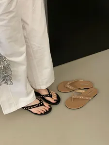 Platte teenslipper sandalen met gouden klinknagel details, stijlvolle zomerschoenen.