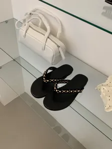 Platte dames teenslipper sandalen met gouden klinknagels, chic zomerschoeisel nieuw 2026.