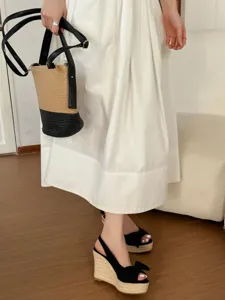 Eleganti sandali con zeppa nera e plateau in juta intrecciata per l'uso quotidiano estivo.