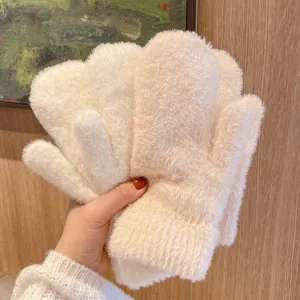 Warme pluche wanten voor de winter, dikke harige thermische handschoenen voor koude dagen.