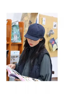 Japanese style short brim baseball cap for summer sun protection, casual navy blue hat.