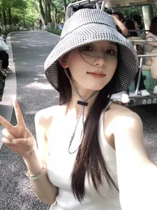 Chapeau bob noir et blanc élégant avec cordelette coupe-vent pour femmes protection solaire.
