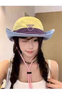 Cappello da sole colorblock a tesa larga da donna, design traspirante ed elegante quotidiano.