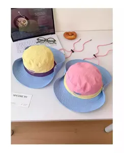 Vista dettagliata del cappello da pescatore colorato con cordino regolabile, tessuto ad asciugatura