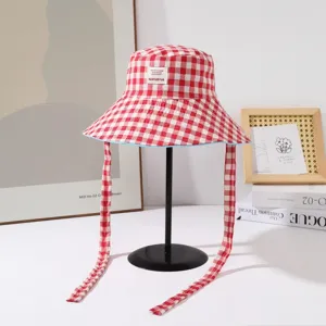 Chapeau bob a carreaux rouge et blanc avec de longs liens large bord protection solaire