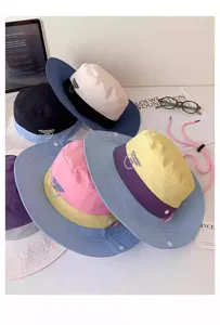 Cappello da pescatore colorato ad asciugatura rapida con tesa larga per protezione solare.