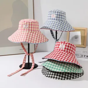 Vue détaillée de bobs à carreaux multicolores avec lanières pour protection solaire.