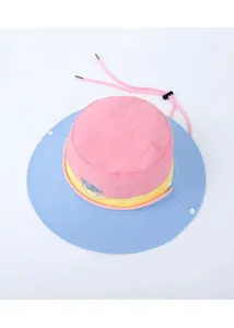 Vista dettagliata del cappello da sole colorato ad asciugatura rapida con sottogola.