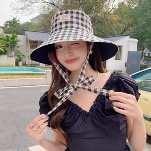 Chapeau bob élégant à carreaux noirs et blancs pour femmes avec large bord pour protection solaire.