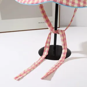 Vue détail bob à carreaux rose jaune avec longs liens, accessoire de protection solaire été