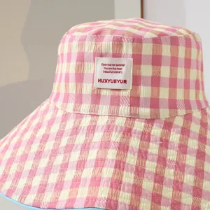 Chapeau bob carreaux rose jaune detail gros plan protection solaire ete respirant