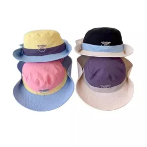 Cappello da pescatore a tesa larga per protezione solare, tessuto ad asciugatura rapida.