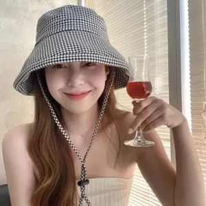 Chapeau bob à carreaux noir et blanc pour femmes avec mentonnière, protection solaire.
