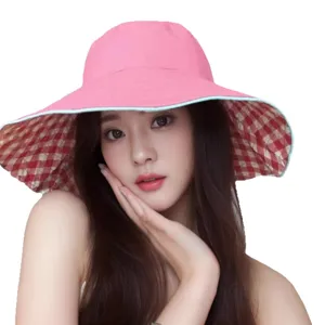 Chapeau bob anti-UV à large bord pour femme, rose avec doublure vichy rouge pour l'été.