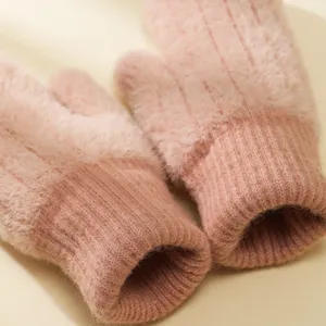 Dettaglio di moffole invernali in peluche rosa, guanti caldi in pile ispessito da donna.